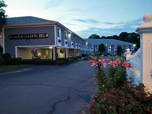 Ambassador Inn and Suites image 14